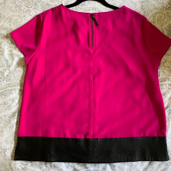 Jones of New York Magenta short sleeve blouse. - Picture 2 of 3